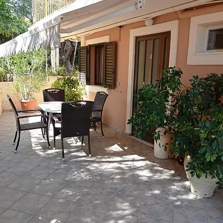 Ramona Apartment *